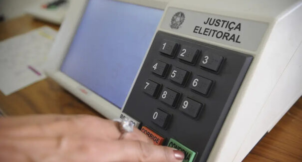 Sobrecarga no sistema do TSE causa adiamento de resultados em pequenas cidades