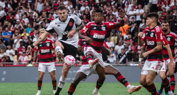 Flamengo e Vasco medem forças no estádio do Maracanã