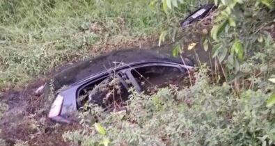 Carro atinge poste, invade área de mata e cai em lago em São Luís