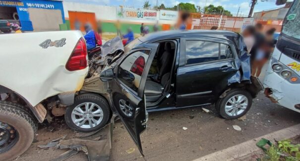 Acidente entre ônibus e quatro carros causa congestionamento na BR-135