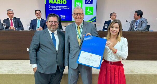 DPE/MA concede medalha Liberdade a ministro do STJ durante o Seminário