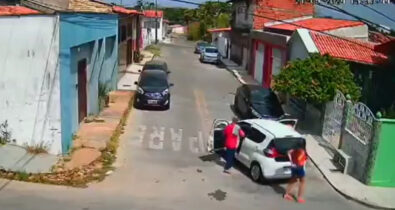 Vídeo: armados com pedaços de madeira, criminosos roubam carro de mulheres no Vinhais