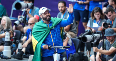 Atletismo: Claudiney Batista é tricampeão e Beth Gomes prata em Paris