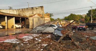 Vídeo: muro e telhado desabam sobre veículos durante ventania em Imperatriz