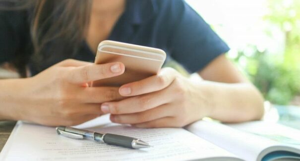 Governo Federal prepara medida que proíbe o uso de celulares em escolas