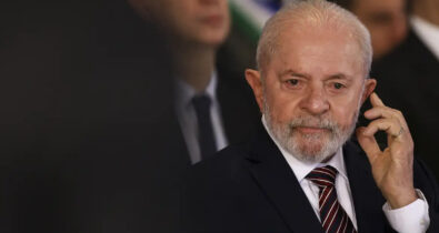 Lula sofre acidente em casa, tem ferimento leve e cancela viagem