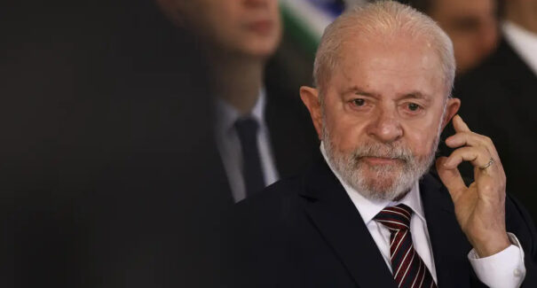 Lula sofre acidente em casa, tem ferimento leve e cancela viagem