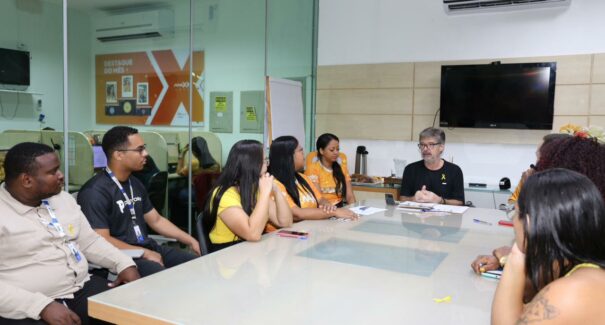 Operadora Maxx recebe psicólogo Luiz Almeida para ação de conscientização do Setembro Amarelo com colaboradores