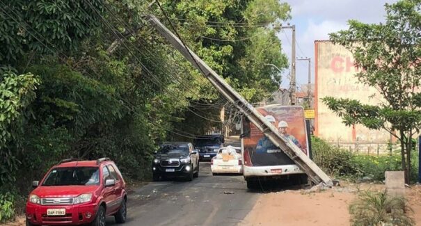 Motorista de ônibus perde controle e veículo colide em poste, em Paço do Lumiar