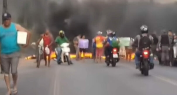 Por melhorias na infraestrutura, moradores bloqueiam o Caminho de São José de Ribamar