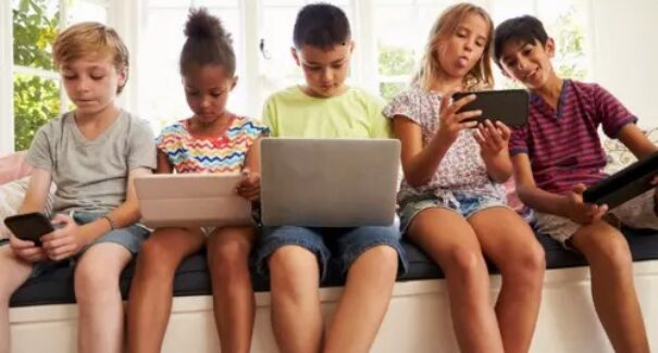 Estudo revela que uso de internet por crianças dobrou na última década