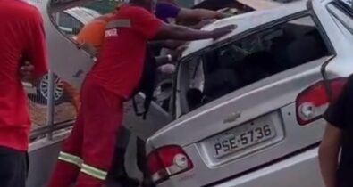 Motorista atropela duas pessoas  em parada de ônibus na Avenida dos Africanos