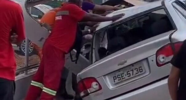 Motorista atropela duas pessoas  em parada de ônibus na Avenida dos Africanos