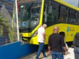 Ônibus perde o controle e invade área externa do supermercado Mateus na Avenida Cajazeiras