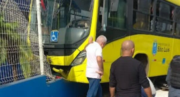 Ônibus perde o controle e invade área externa do supermercado Mateus na Avenida Cajazeiras