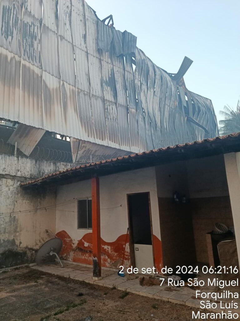 Casa afetada por incêndio na Vem Ki Tem