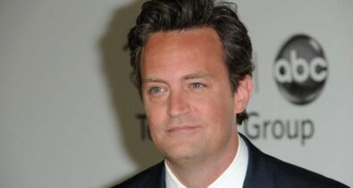 Perfil oficial de Friends presta homenagem a Matthew Perry um ano após sua morte