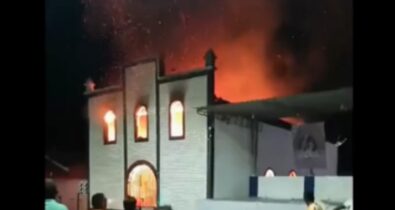 Vídeo: incêndio destrói igreja no interior do Maranhão