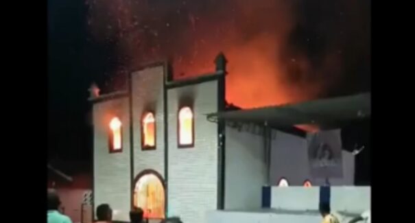 Vídeo: incêndio destrói igreja no interior do Maranhão