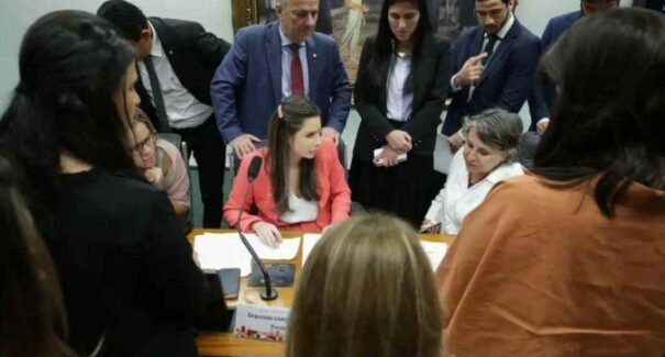 PEC que proíbe aborto mesmo em casos previstos em lei é aprovada pela CCJ da Câmara