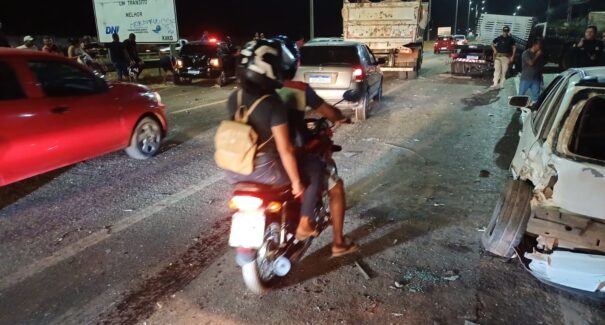 Carreta colide em vários veículos parados na BR-135