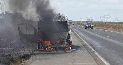 Ambulância pega fogo na BR-135, em Campo de Peris