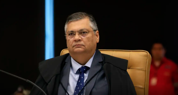 Dino proíbe novas leis que garantam “penduricalhos” acima do teto