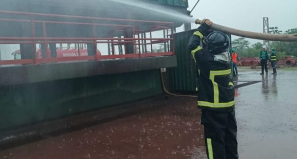 Bombeiros combatem incêndio que atingiu usina termoelétrica em Açailândia