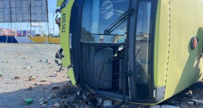 Passageiros ficam feridos em grave acidente entre ônibus e caminhão em São Luís