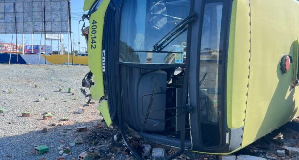 Passageiros ficam feridos em grave acidente entre ônibus e caminhão em São Luís