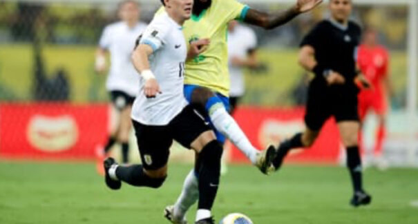 Brasil empata com Uruguai, é vaiado e termina o ano em 5º lugar nas Eliminatórias
