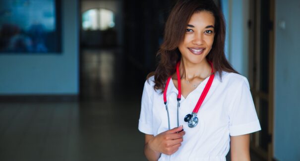 Bolsa integral para cursar Medicina: inscrições para seleção com notas do Enem vão até dia 02/12