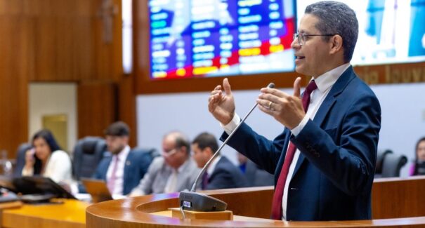 Deputado apresenta PL que proíbe o uso de celulares em salas de aula no Maranhão