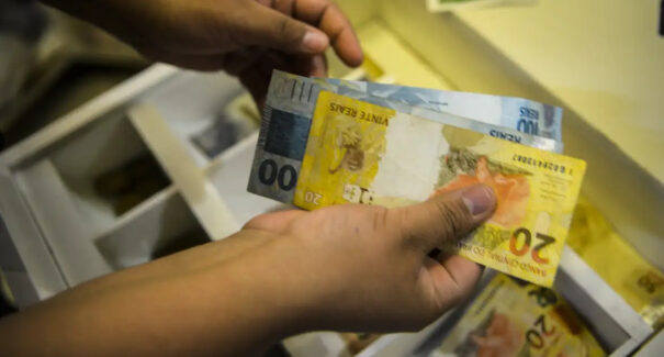 Endividamento das famílias cai pelo segundo mês, mas comprometimento da renda aumenta
