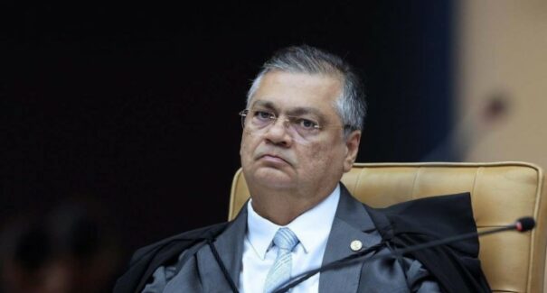 Flávio Dino publica conversa com IA do WhatsApp sobre liberdade de expressão