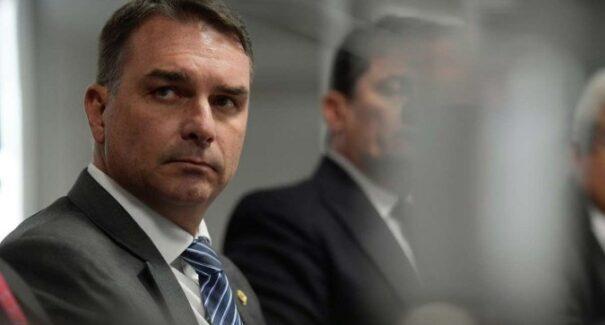 Flávio Bolsonaro acusa Moraes de fraude em julgamento e pede suspensão do processo