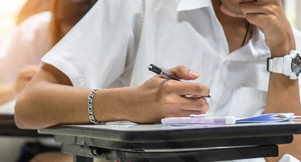 Participação no Saeb garante benefício do Pé-de-Meia a estudantes do Ensino Médio e EJA