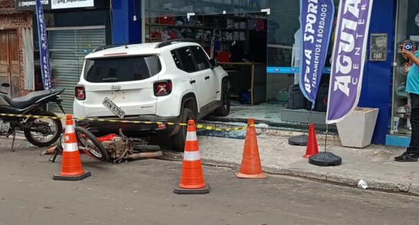 VÍDEO: Carro desgovernado invade loja e quase atinge idosa em Santa Inês