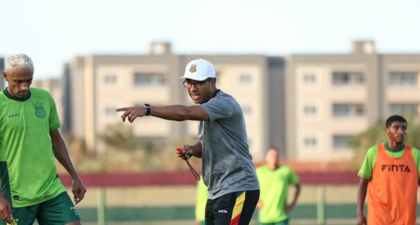 Sampaio: Felipe Surian trabalha em busca da melhor formação