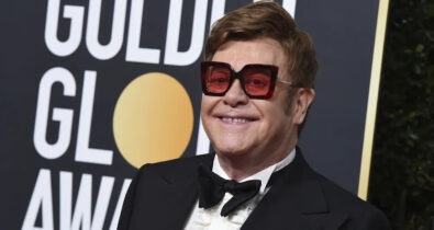 Elton John perde parte da visão devido a infeccção e não consegue assistir ao seu próprio musical