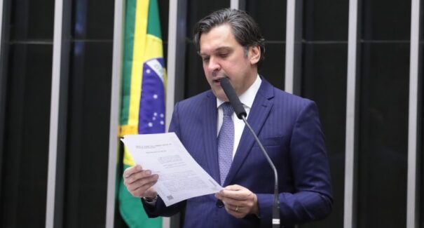 Projeto de lei que restringe benefícios sociais e salário mínimo passa pela Câmara