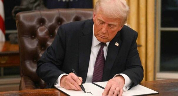 Trump promete caçada a imigrantes e assina uma série de decretos polêmicos
