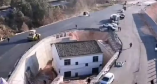 Homem se recusa a vender casa e fica ilhado no meio de rodovia na China