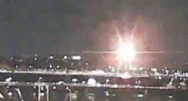 Avião e helicóptero batem no ar perto de aeroporto em Washington