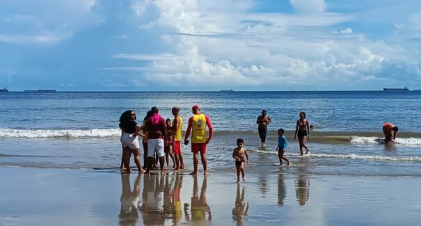 Bombeiros alertam para cuidados no mar durante período de férias