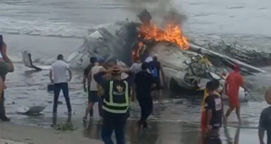 Avião de pequeno porte cai e mata uma pessoa no litoral de SP