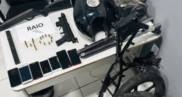 Mulher é presa com fuzil em desmanche de motos na Raposa