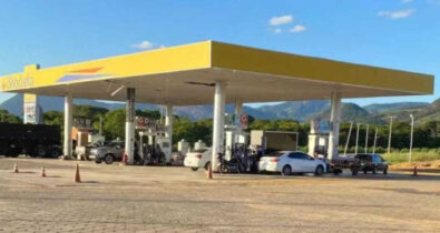 Homem esquece filhas durante parada em posto de gasolina e retorna 40km para buscá-las