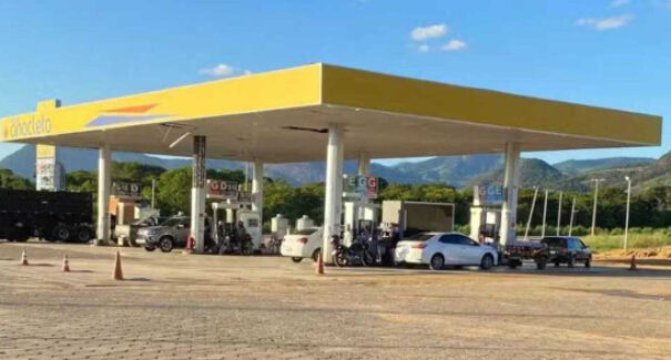 Homem esquece filhas durante parada em posto de gasolina e retorna 40km para buscá-las