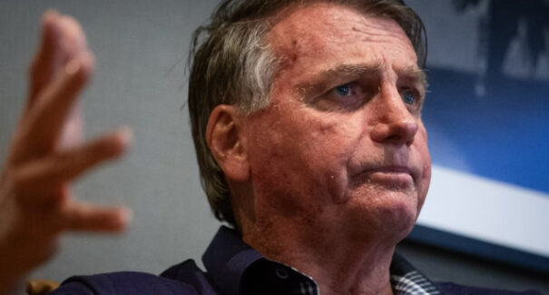 Bolsonaro afirma arrependimento em ter nomeado generais no governo
